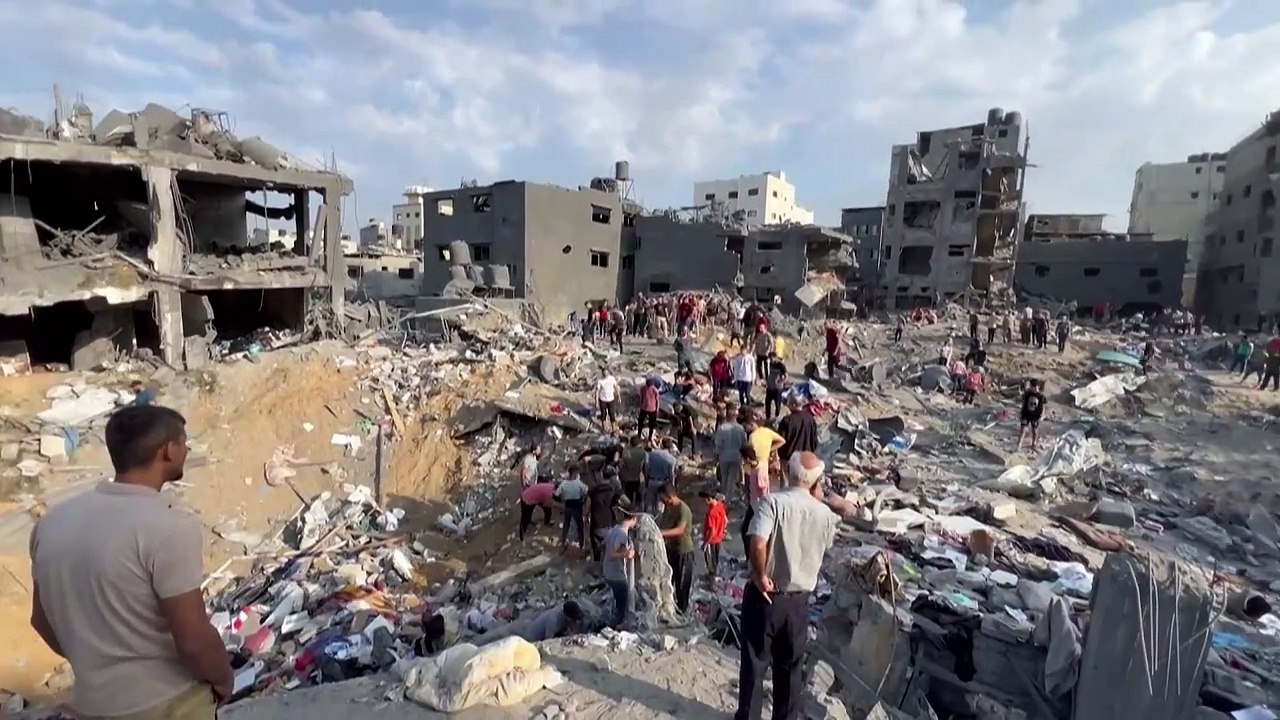 شاهد: فلسطينيون يبحثون عن الضحايا تحت الأنقاض في مخيم جباليا