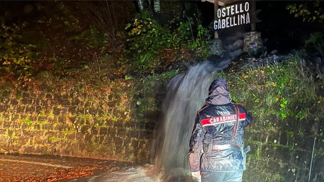 Maltempo - Nel Reggiano una cascata ha invaso la statale
