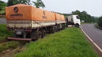 Condutor perde o controle e carreta sai da pista na BR-163