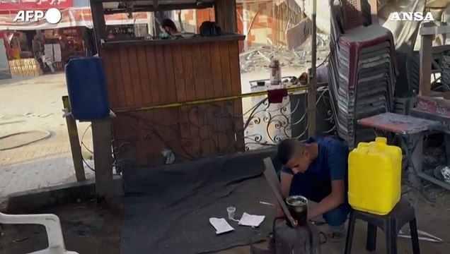 Gaza, mancano i combustibili: palestinesi cuociono il pane utilizzando carta e legna