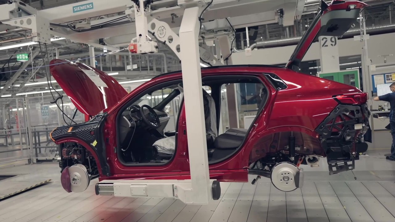 Zukunft in Serie gebracht - neuer BMW X2 rollt erstmals in Regensburg vom Montageband