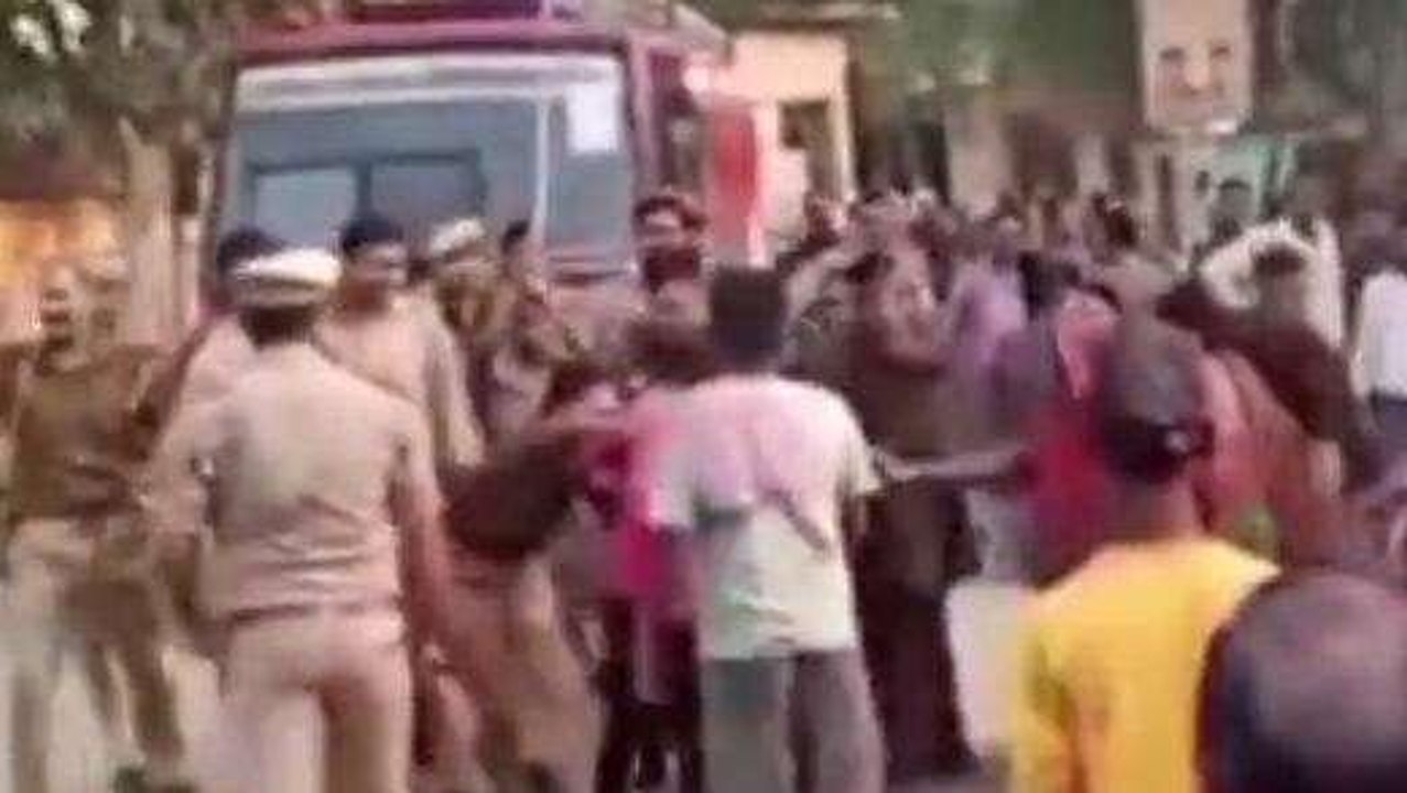 जौनपुर: पुलिस के सामने पट्टीदारों में चले लाठी-डंडे, घटना का वीडियो हुआ वायरल