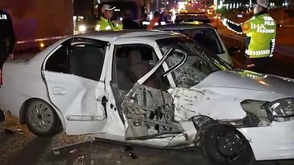 Kepçe ile 2 otomobilin karıştığı kazada araçlar hurdaya döndü: 4 yaralı