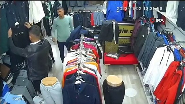 Biri oyaladı, diğeri çaldı: Kıyafet hırsızlığı kamerada