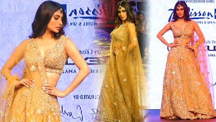 Temptation Island को लेकर सुर्खियों में रही Mouni Roy ने रैंप पर किया वॉक