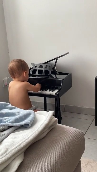 Baby Pianist Takes a Tumble