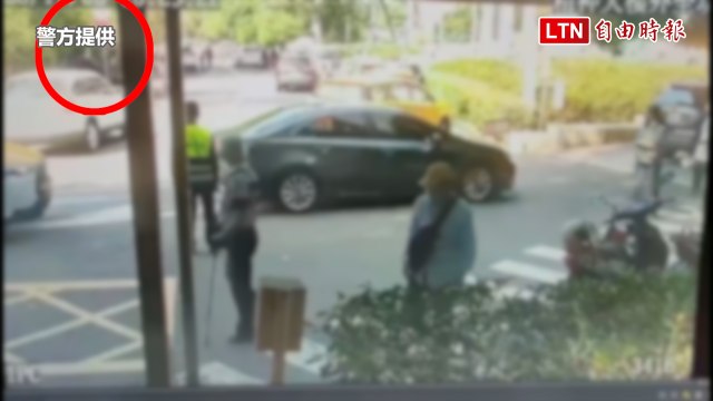 91歲老翁開車載妻看病 誤踩油門撞入台大醫院前涼亭2人傷(警方提供)