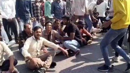 देवास: कृषि उपज मंडी के सामने किसानों ने किया चक्का जाम