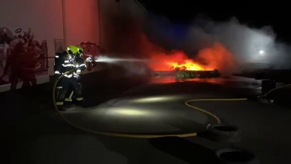 bomberos apagando las llamas generadas en un silo repleto de neumáticos