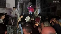 شاهد: رجال الإنقاذ يبحثون عن ناجين داخل منزل الصحفي الفلسطيني محمد أبو حطب بعد مقتله