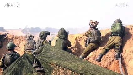 Скачать видео: Gaza, soldati israeliani e miliziani Hamas impegnati in combattimenti nella Striscia