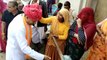 भाजपा प्रत्याशी का विरोध, हैंडपम्प से पानी पीने का प्रयास किया तो महिलाओं ने हाथ पकड़कर उठाया
