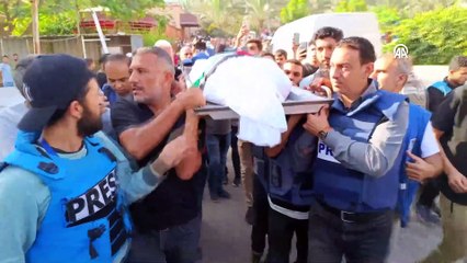 İsrail'in saldırısında hayatını kaybeden gazeteci mikrofonu ve çelik yeleğiyle uğurlandı