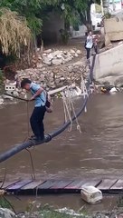 Video: Estudiantes exponen sus vidas al tener que cruzar una tubería para llegar al colegio 