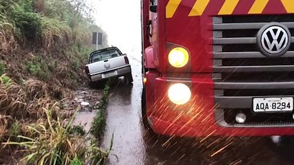 Saveiro aquaplana na rodovia BR-163 e bate contra barranco