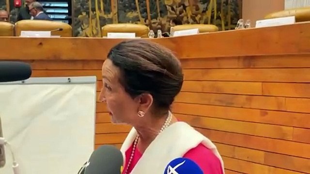 Huguette Bello réagit au départ d'Ericka Bareigts pendant l'assemblée plénière