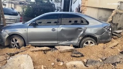 شاهد: دمار بالمنازل والسيارات بعد غارة إسرائيلية على الضفة الغربية