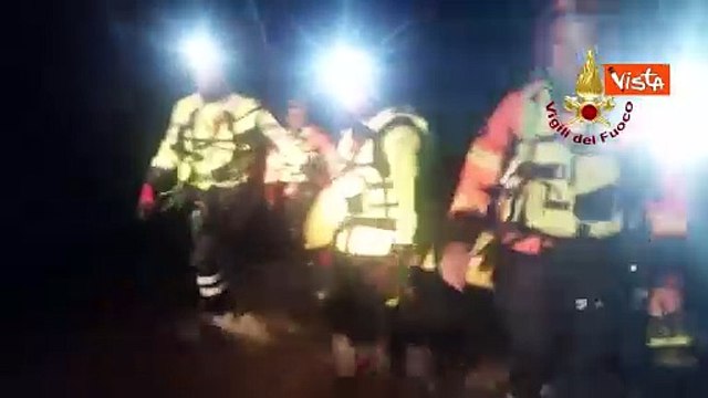 Maltempo in Friuli, i Vigili del Fuoco salvano persone con il gommone