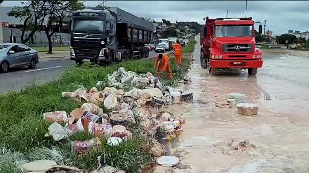 Caminhão de tinta tomba e interdita o Anel Rodoviário nos dois sentidos
