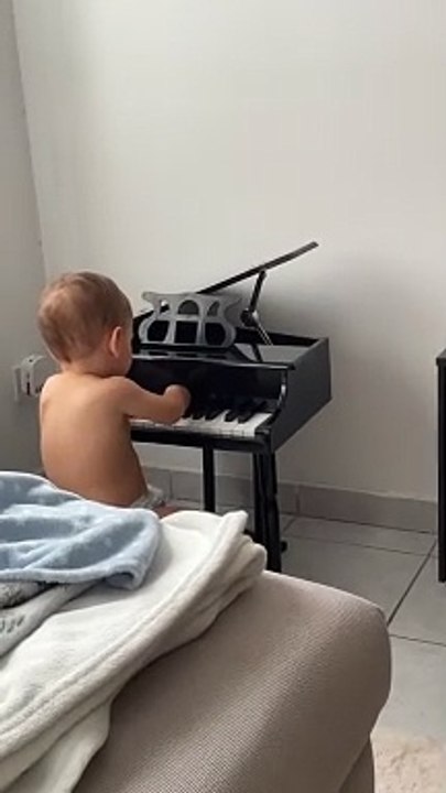 Baby Pianist Takes a Tumble