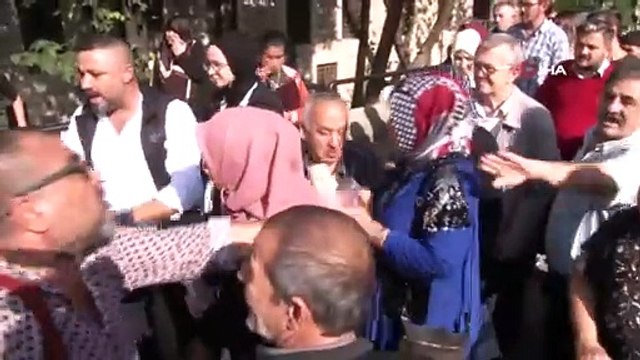 Bursa Ulu Cami'de Dürüm İkramı İzdihamı