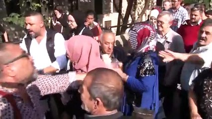 Bursa Ulu Cami'de Dürüm İkramı İzdihamı