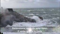 Portovenere, onde alte sette metri spazzano la costa in provincia della Spezia / Video
