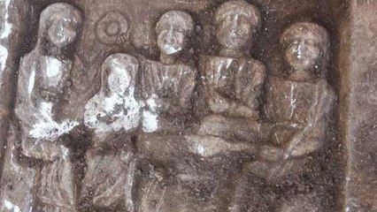 Hafriyat kazısında molozlar arasında 1800 yıllık mermer stel bulundu