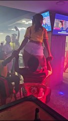 ‘Si no te consienten en tu casa’,  Billar evoluciona con atrevidas bailarinas