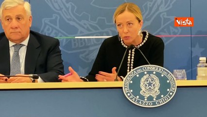 La penna rosa della Presidente Meloni per prendere appunti in conferenza stampa a Chigi