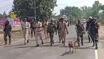 मंडला: चुनाव के मद्देनजर पुलिस एवं CRPF ने निकाला फ्लैग मार्च, दिया संदेश