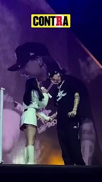 ¡Peso Pluma y Nicki Nicole son novios! Pues hoy en el Pepsi Center de la CDMX se han dado un beso en pleno concierto…