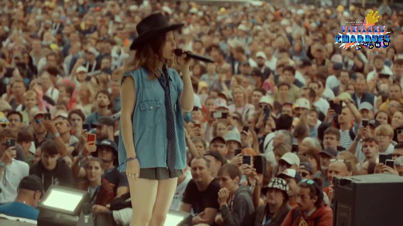 Adé chante son tube "Tout savoir" aux Vieilles Charrues