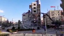 Kilis'te ağır hasarlı bina yıkım sırasında çöktü