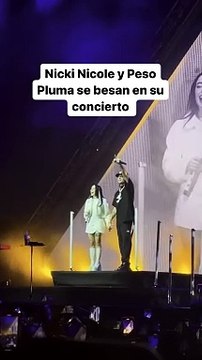 ¿Peso Pluma y Nicki Nicole confirman su noviazgo? Los cantantes se besaron en un concierto 
