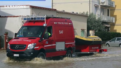 Mareggiata a Marina di Pisa, il mare invade le strade