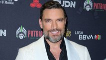 Julián Gil cuenta que está en constantes revisiones médicas tras su diagnóstico de cáncer de piel