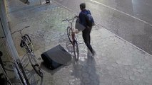 Ladrão invade salão no Centro, furta bicicleta e vários itens do estabelecimento