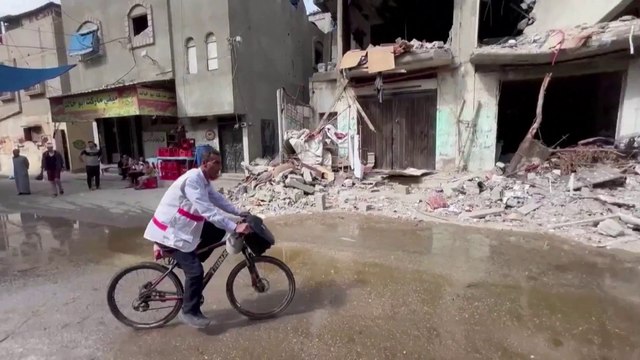 طبيب يتنقل بالدراجة الهوائية بين مدارس الأونروا لمداواة المرضى