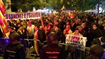 Miles de personas se manifiestan en la sede del PSOE por la ley de amnistía
