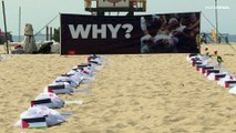 شاهد: تكريماً لأرواح أطفال غزة.. أكفان وأعلام فلسطينية وورود حمراء على شاطئ كوباكابانا في ريو
