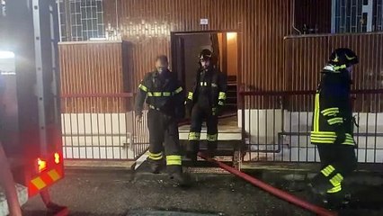 Incendio a Cassina De' Pecchi. Il cittadino-eroe: "Con la luce del cellulare ho fatto uscire un anziano"