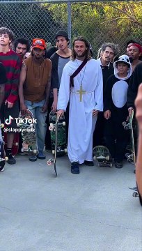 Joven disfrazado de Jesús sorprende con sus piruetas: Salto divino