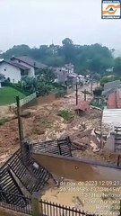 Avalanche de lama invade rua após deslizamento de terra em Blumenau