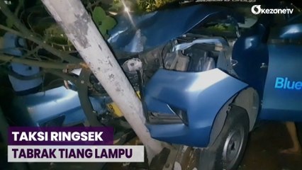 Diduga Mengantuk, Taksi  Tabrak Tiang Lampu Jalan di Flyover Kebun Jeruk