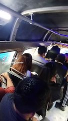 Usuario captó 'enorme agujero' dentro de combi: "El real aire acondicionado"