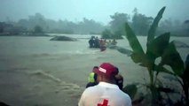 Bomberos rescatan a familia atrapada en inundaciones
