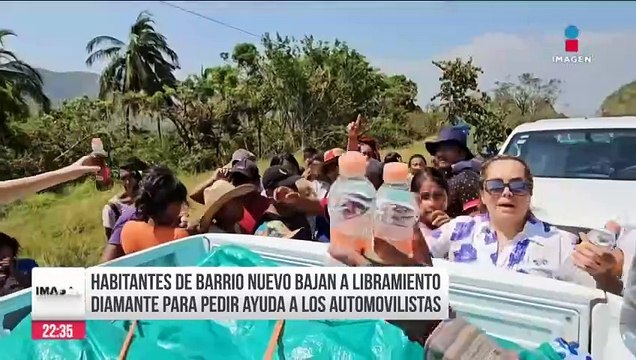 Habitantes de Barrio Nuevo piden ayuda a automovilistas en autopistas
