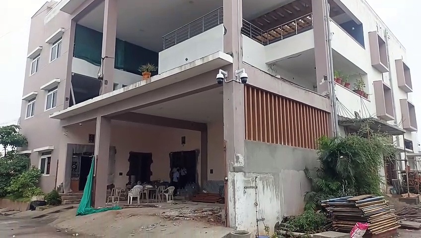 அமைச்சர் எ.வ.வேலுவின் மகன் கம்பன் இல்லத்தில் இரவு முதல் ஐடி அதிகாரிகள் தீவிர சோதனை