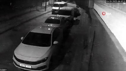 Arabada bırakılan tesisat malzemelerini 2 dakika içerisinde çaldılar: O anlar kamerada